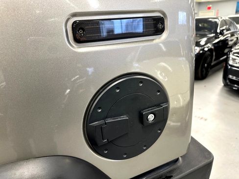 Used 2004 HUMMER H2 Sport Utility w/ Preferred Equipment Group image 15