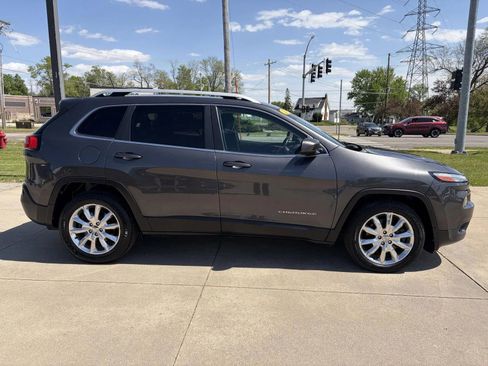 Used 2017 Jeep Cherokee Limited FWD image 4