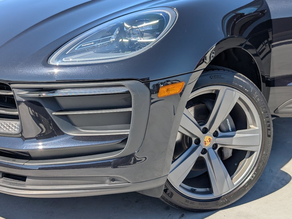Certified 2025 Porsche Macan AWD/4WD image 10