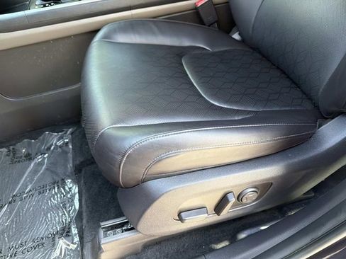 Used 2025 Kia Carnival FWD image 18