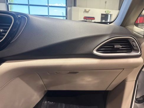 Used 2023 Chrysler Pacifica Touring-L FWD image 96