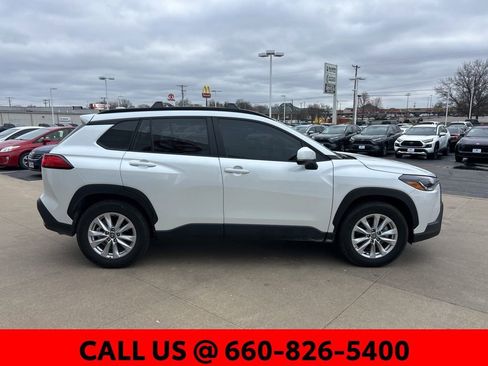 Used 2024 Toyota Corolla Cross LE w/ Moonroof Package image 3