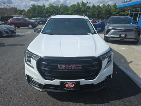 Used 2022 GMC Terrain SLE w/ Driver Convenience Package image 2
