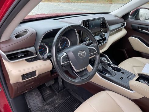 Certified 2022 Toyota Highlander XLE image 10
