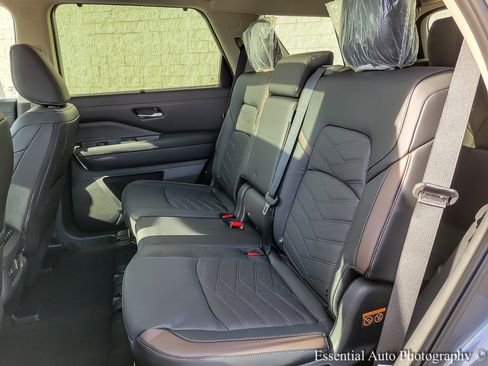 New 2025 Nissan Pathfinder Platinum image 10