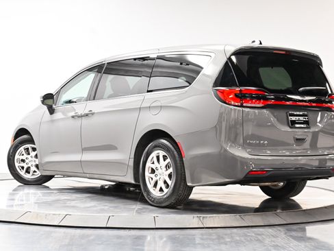 Used 2023 Chrysler Pacifica Touring-L w/ Uconnect Theater Family Group FWD image 32