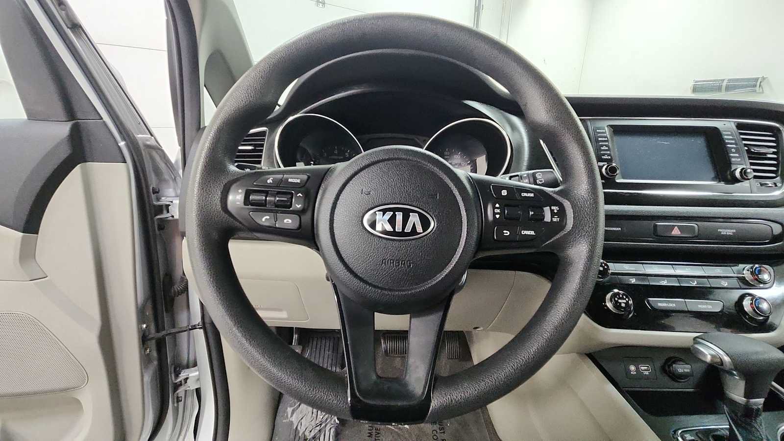 Used 2019 Kia Sedona L FWD image 16