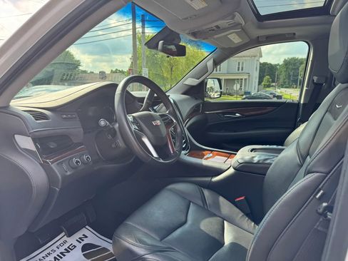 Used 2018 Cadillac Escalade ESV Luxury AWD/4WD image 25