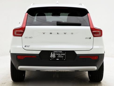 Used 2025 Volvo XC40 B5 Core image 8
