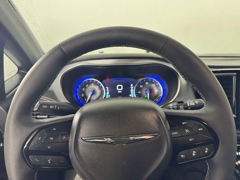 Used 2025 Chrysler Pacifica Limited image 19
