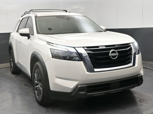Used 2023 Nissan Pathfinder SV image 2