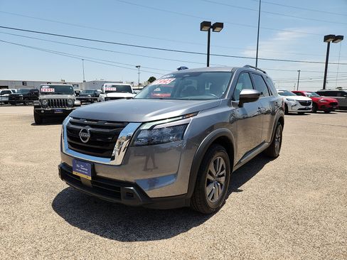 Used 2024 Nissan Pathfinder SV FWD image 3