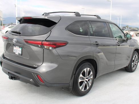 Certified 2024 Toyota Highlander XLE image 3