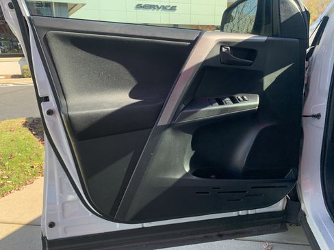 Used 2016 Toyota RAV4 LE image 14