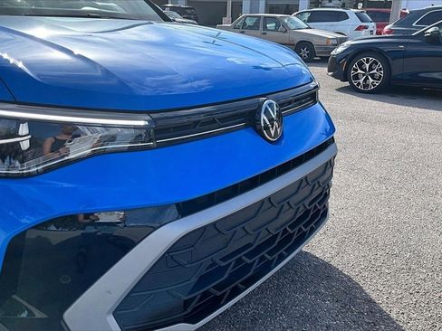 Certified 2025 Volkswagen Taos SE image 11