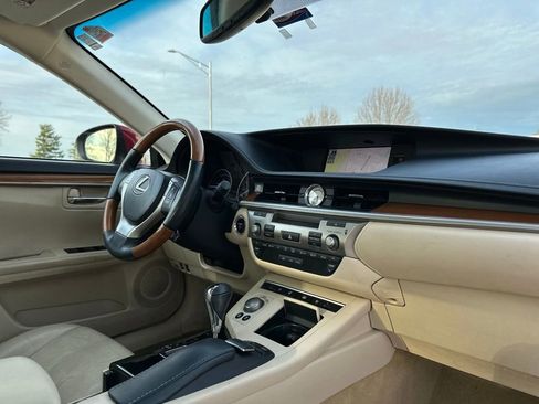 Used 2014 Lexus ES 300h w/ Luxury Package w/Bamboo Trim image 24