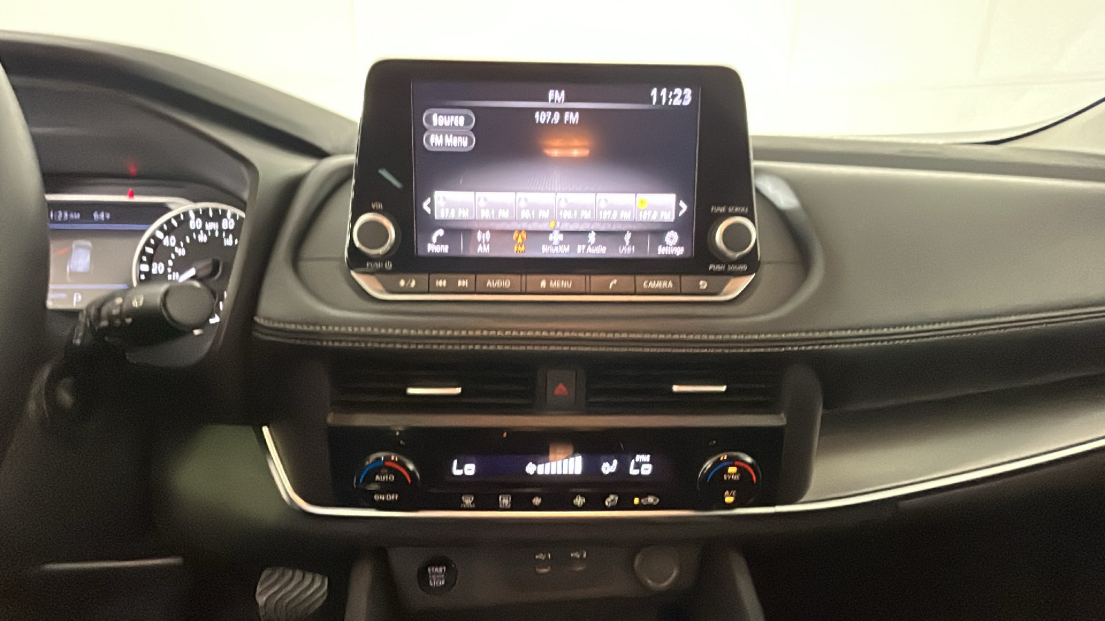 Used 2025 Nissan Rogue SV FWD image 28