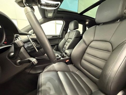 Certified 2025 Porsche Macan Turbo image 5