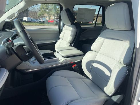 New 2026 Lincoln Navigator Reserve w/ Jet Appearance Package AWD/4WD image 10