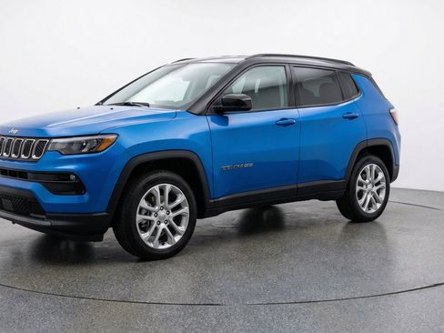 Used 2025 Jeep Compass Limited AWD/4WD image 3