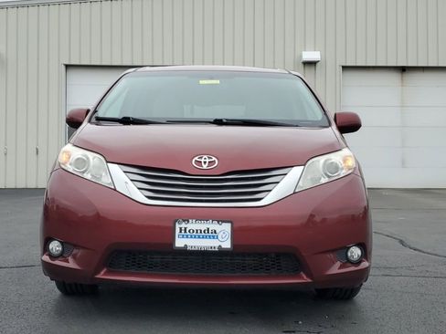 Used 2017 Toyota Sienna XLE Premium image 2