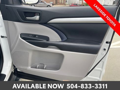 Used 2019 Toyota Highlander XLE FWD image 17