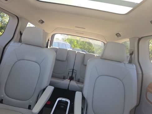 Used 2025 Volkswagen ID. Buzz 1st Edition AWD/4WD image 16