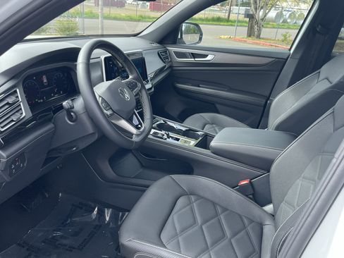Used 2025 Volkswagen Atlas Cross Sport SE image 9