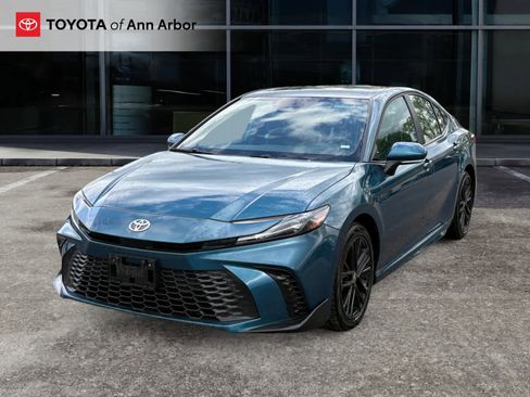 Used 2025 Toyota Camry SE FWD image 2