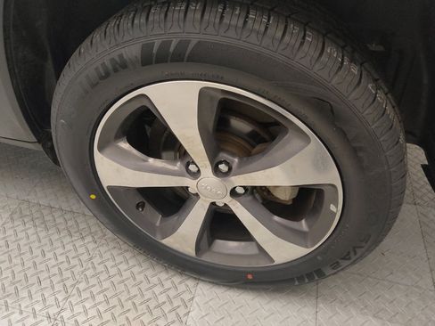Used 2019 Jeep Cherokee Limited FWD image 31
