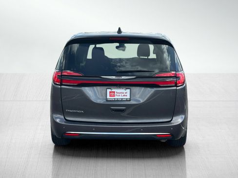 Used 2023 Chrysler Pacifica Touring-L FWD image 6