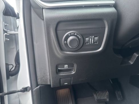 Used 2023 Jeep Grand Cherokee Altitude AWD/4WD image 23
