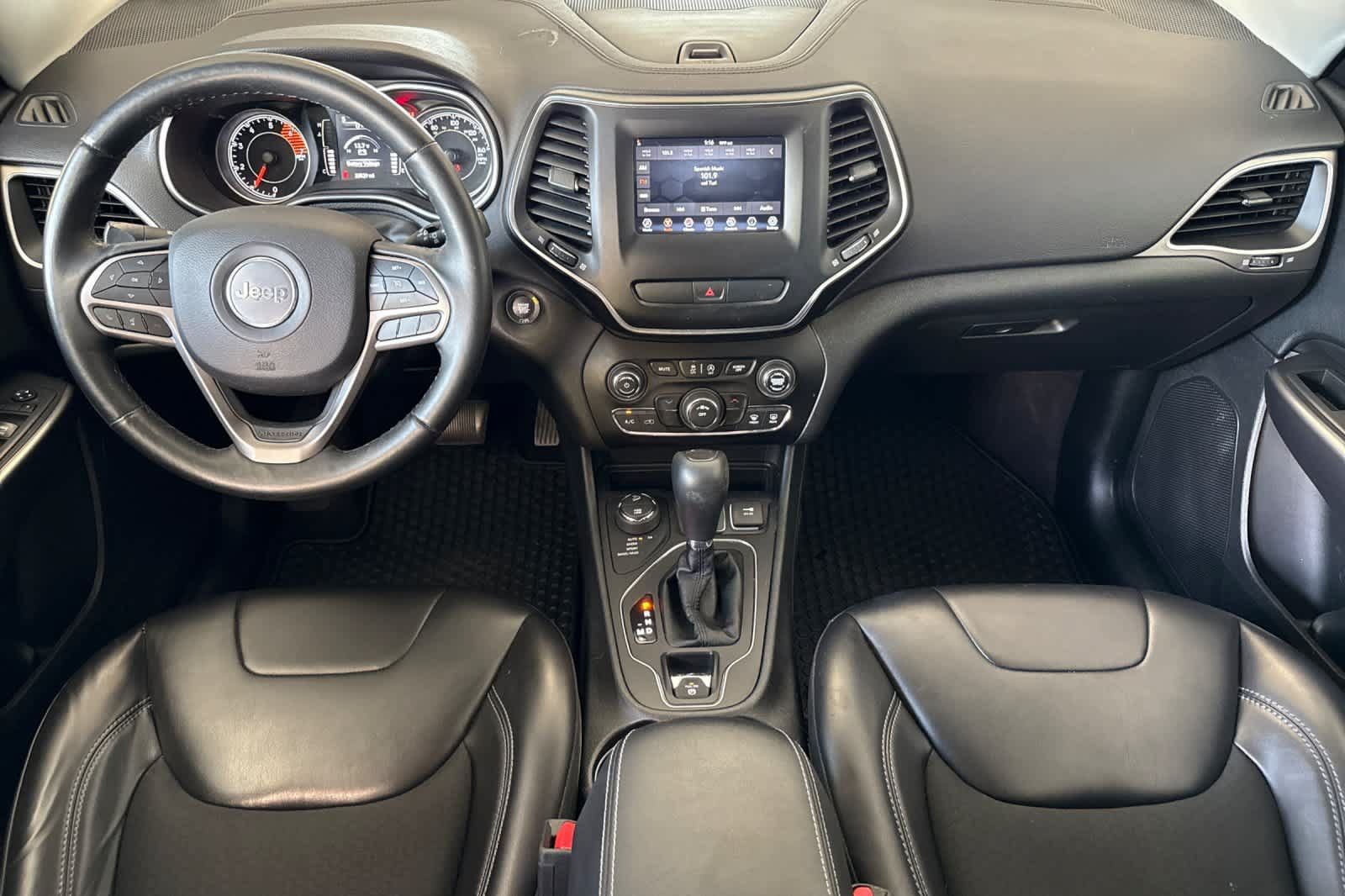 Used 2019 Jeep Cherokee Latitude Plus w/ Cold Weather Group AWD/4WD image 3