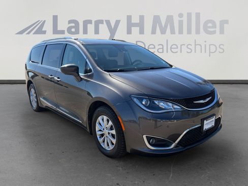 Used 2018 Chrysler Pacifica Touring-L Plus FWD image 8