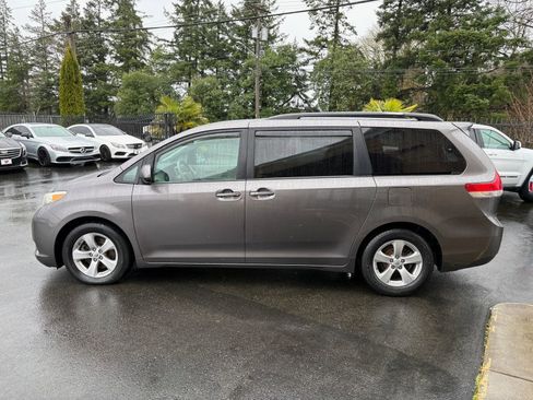 Used 2013 Toyota Sienna LE image 4