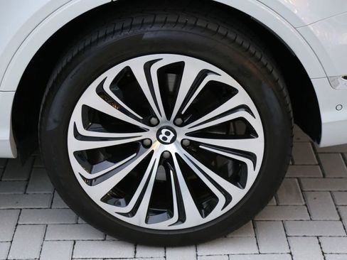 Used 2021 Bentley Bentayga image 74
