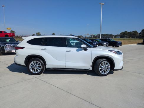 Used 2023 Toyota Highlander Limited image 8