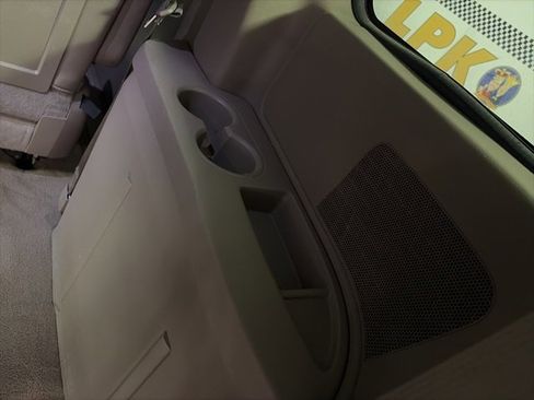 Used 2013 Chrysler Town & Country Touring image 8