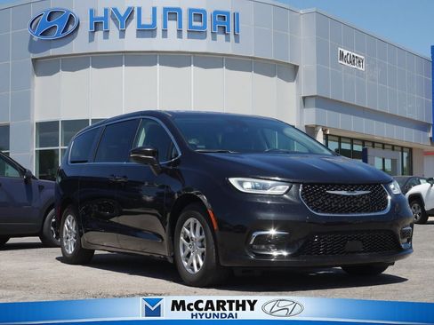 Used 2023 Chrysler Pacifica Touring-L FWD image 1
