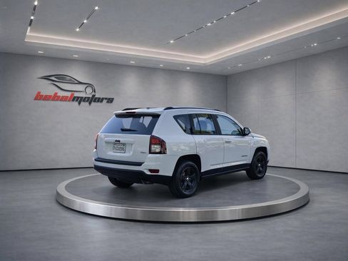 Used 2017 Jeep Compass Latitude FWD image 11