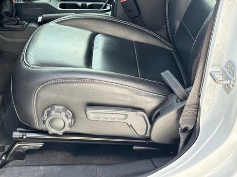 Used 2019 Jeep Wrangler Unlimited Sahara image 19