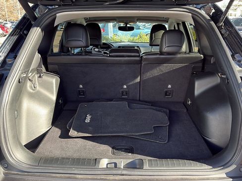 Used 2019 Jeep Cherokee Latitude Plus w/ Comfort/Convenience Group image 8