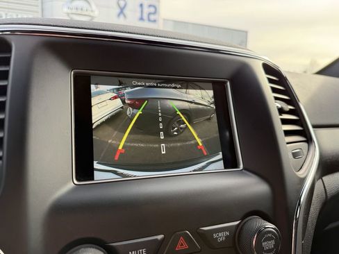 Used 2018 Jeep Grand Cherokee Laredo image 31