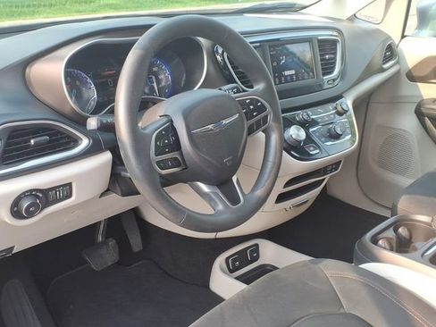 Used 2018 Chrysler Pacifica Touring Plus FWD image 7