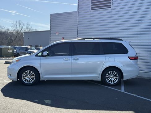 Used 2015 Toyota Sienna XLE image 12