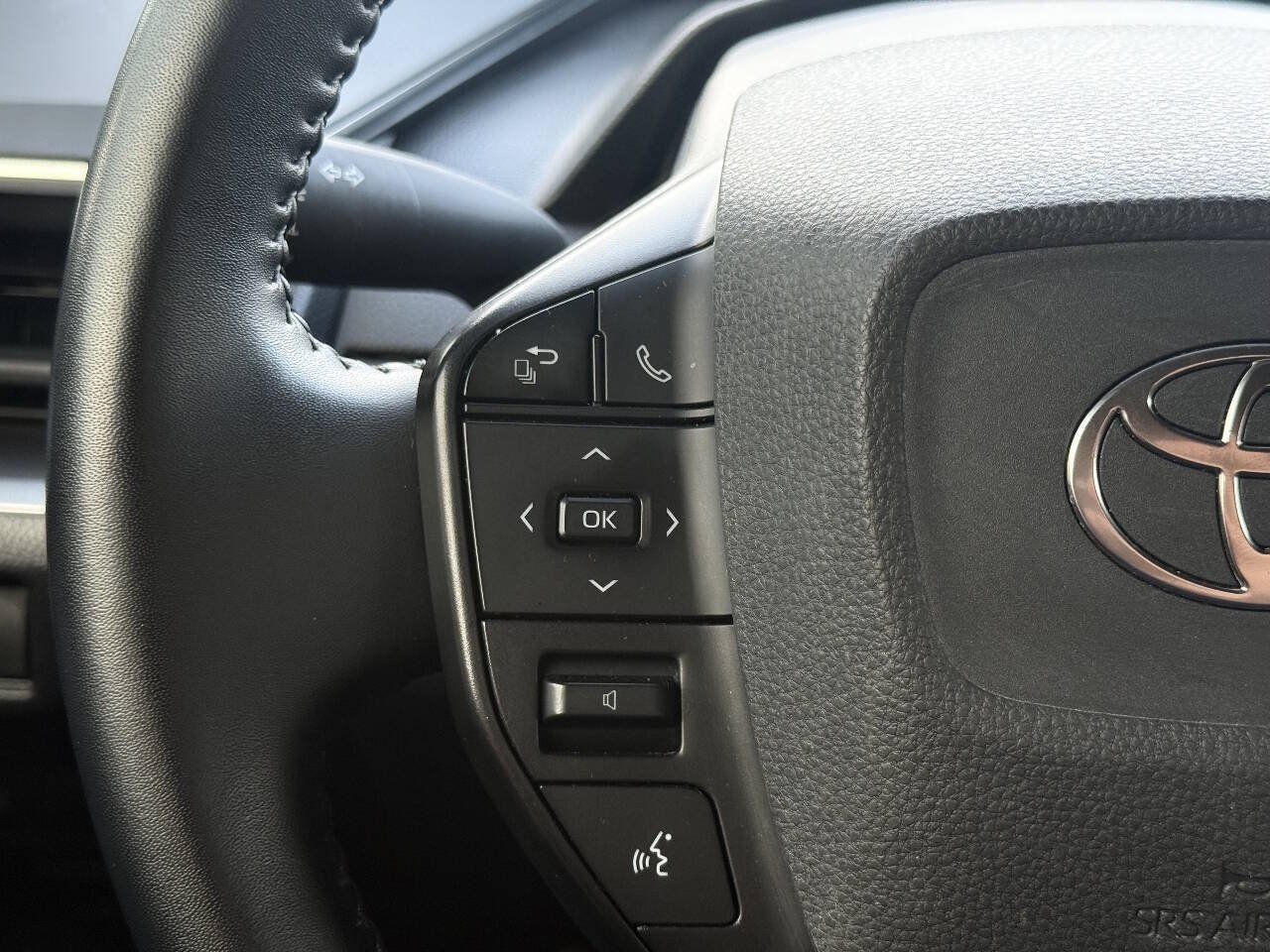 Used 2024 Toyota Prius LE FWD image 31