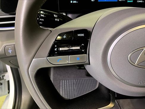 Used 2025 Hyundai Elantra SEL image 11