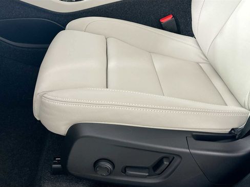 Used 2025 Volvo XC40 B5 Ultra w/ Protection Package image 17