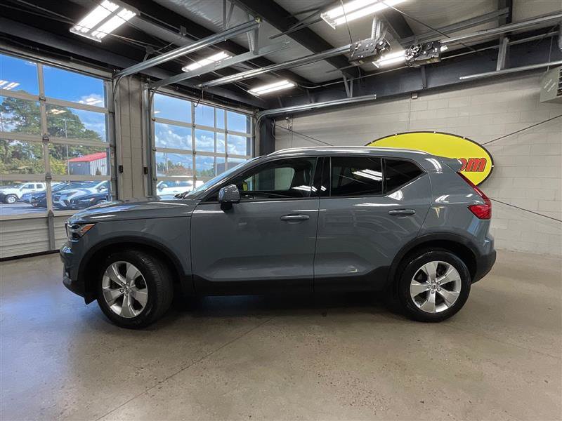 Used 2021 Volvo XC40 T4 Momentum FWD image 2