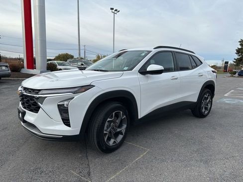 Used 2024 Chevrolet Trax LT image 3